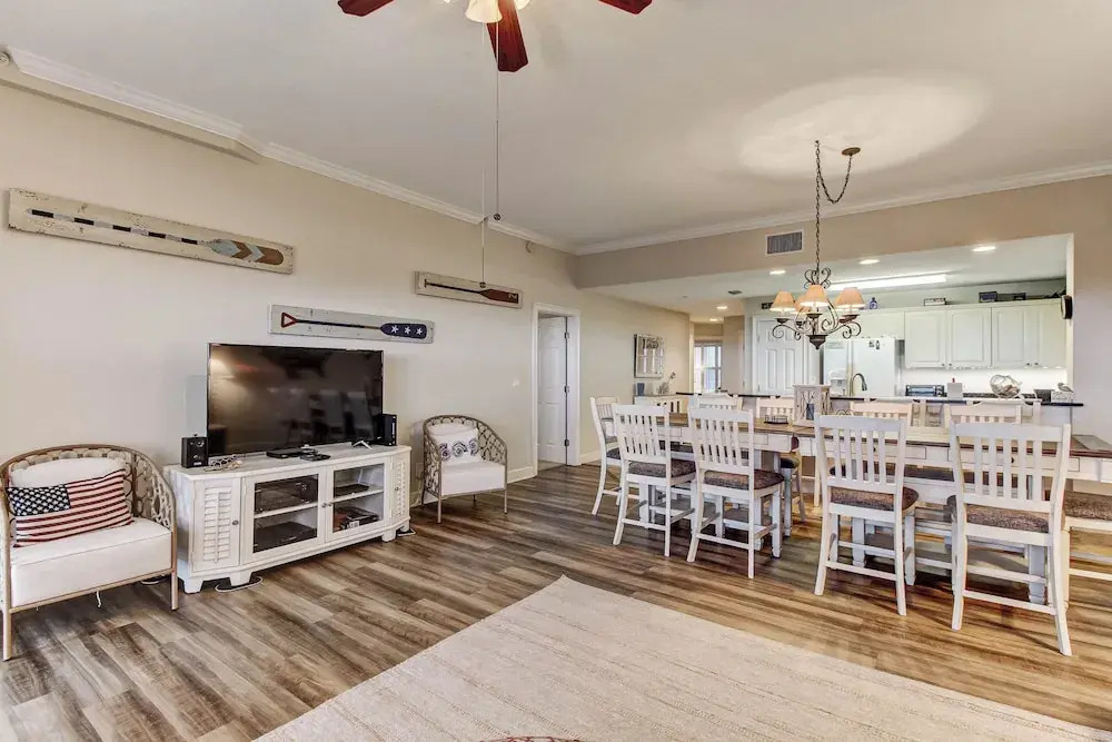 1 Block From the Beach, Next to Ft Clinch State Park and 2 Miles From Historic Centre Street