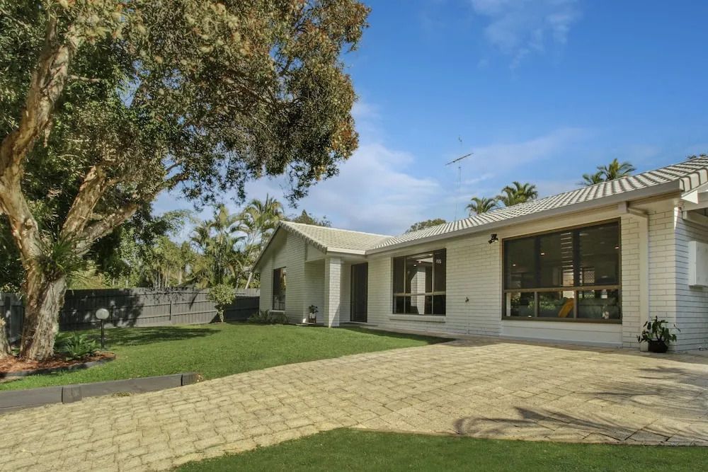 Endless Summer Beach Retreat-pet friendly, walk to shops