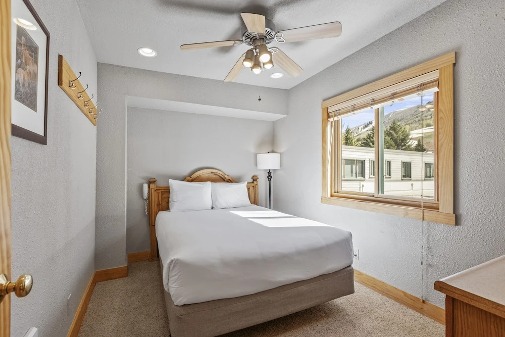 Snow Flower 072 1 Bedroom Condo by RedAwning