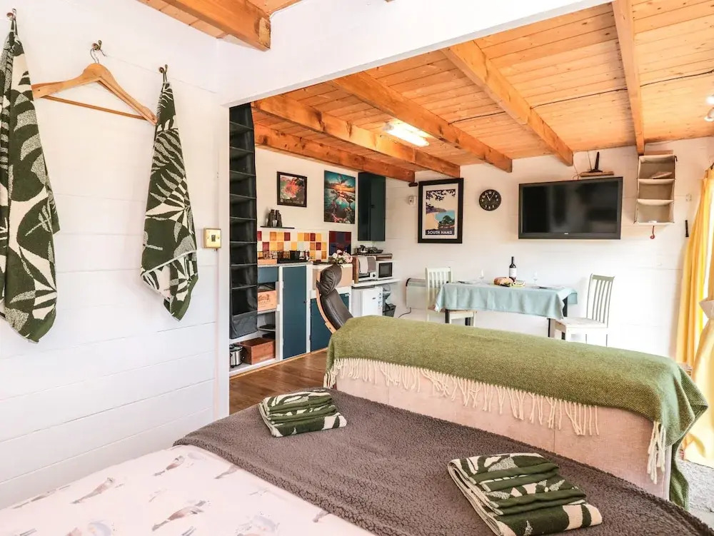 Nice And Comfort 1Br At Gold Coast Apartment