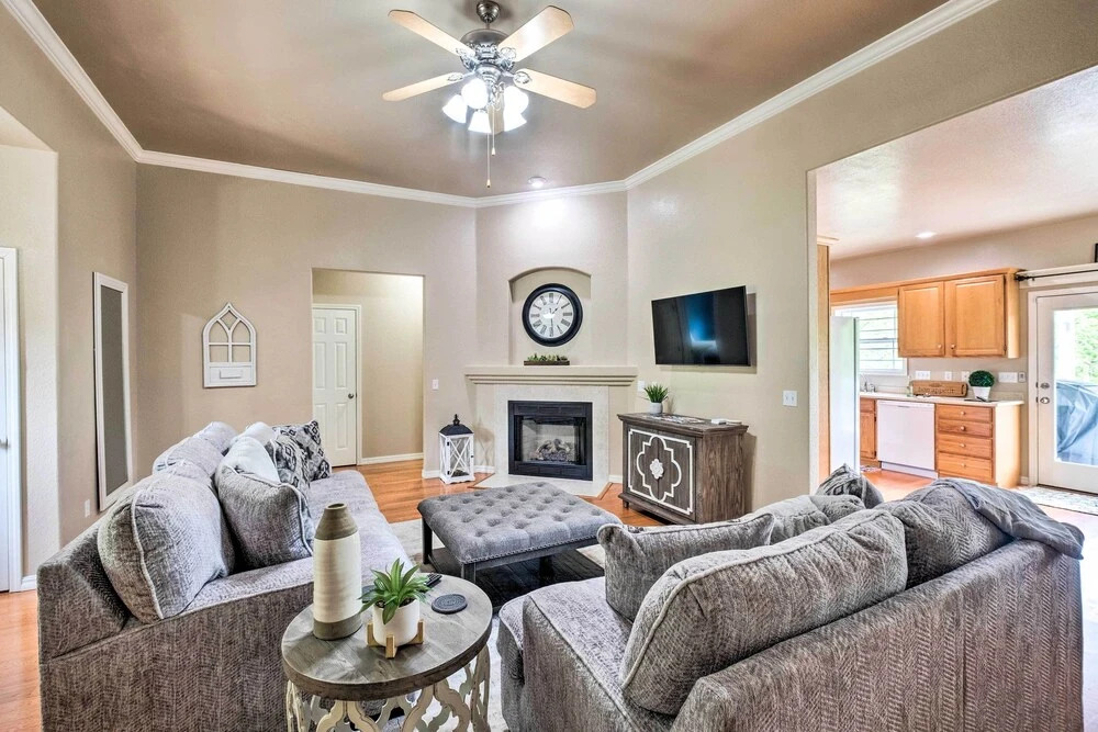 Bella Vista Home w/ Yard: Half Mile to Trails!