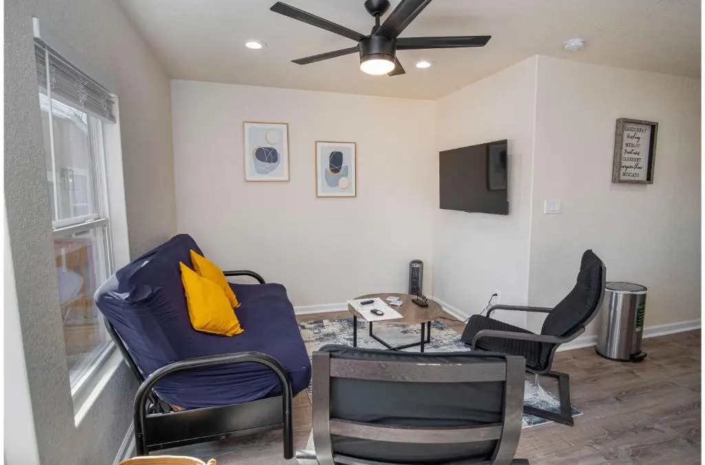 Adorable 2BR Guesthouse Close to Riverwalk and DT