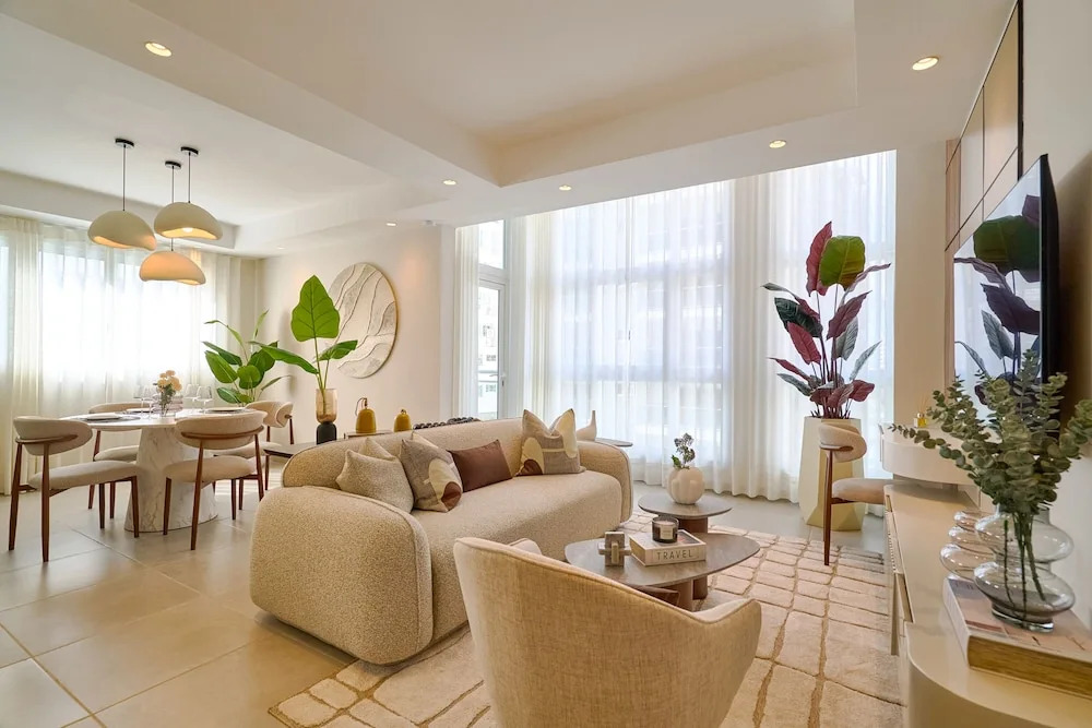 The LUX Natural Art Downtownsd Pool Gym 2BR