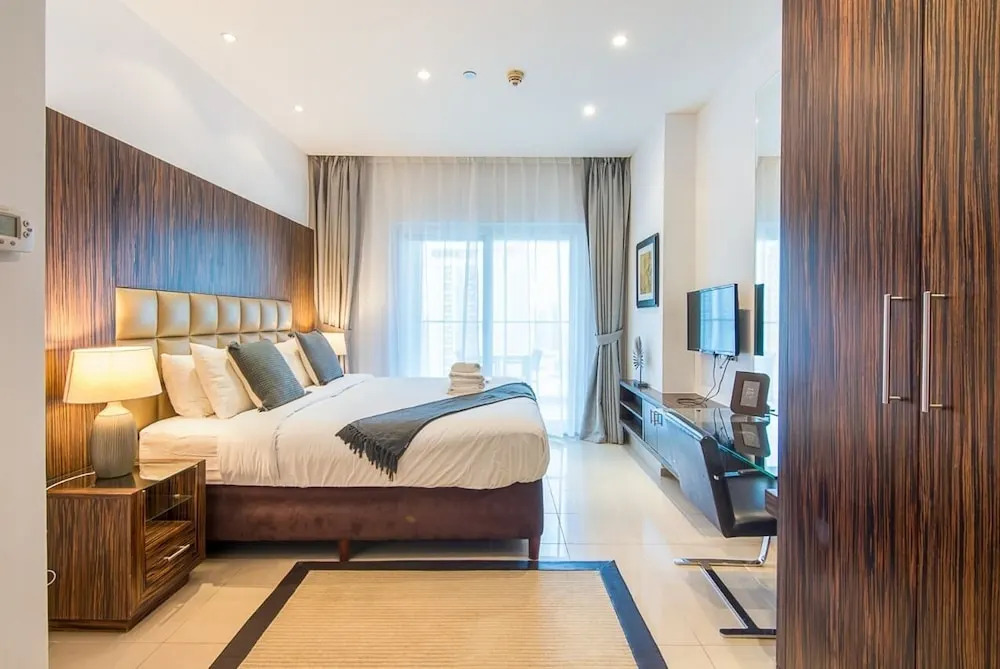 Jlt Bonnington Tower 1 Br Apartment Lake View