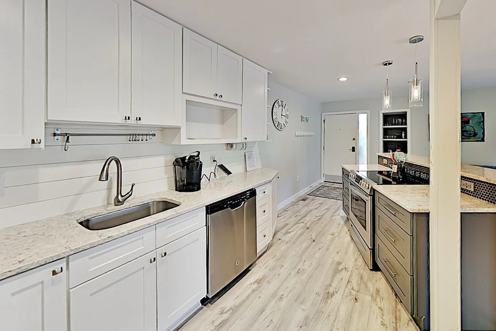 Beautifully Renovated 2 Br Villa Walk To Beach Condo