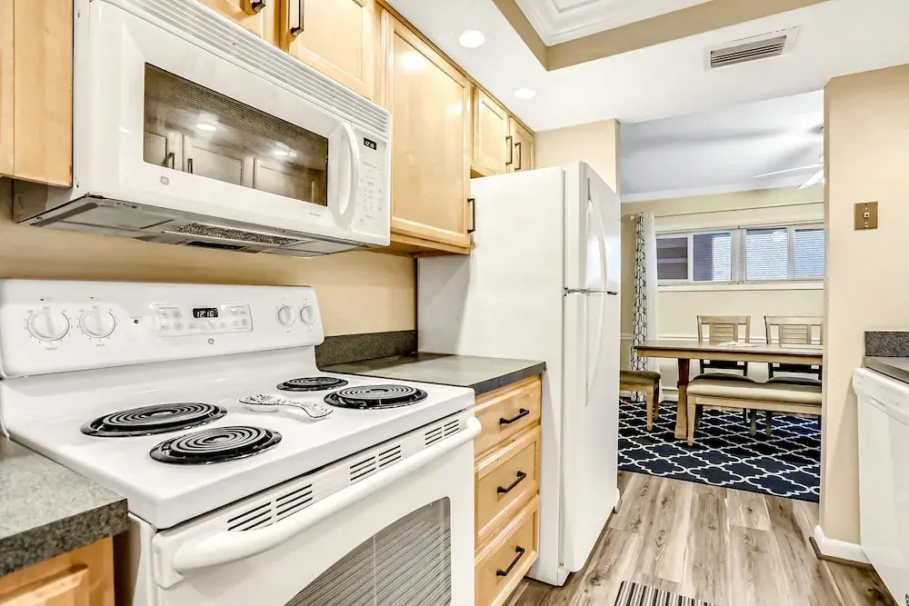 Oceanfront Condo With Pool, Grill, Central AC, Washer/dryer, & Snowbird Friendly
