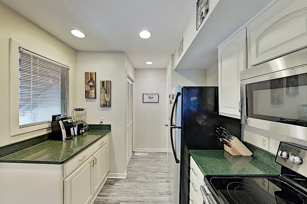7811cent 2 Bedroom Condo