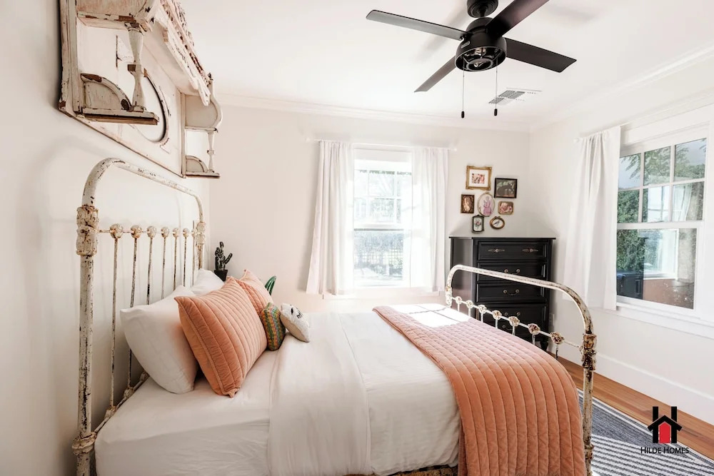 Remodeled 1920s Bungalow and Retro Casita, Hammock