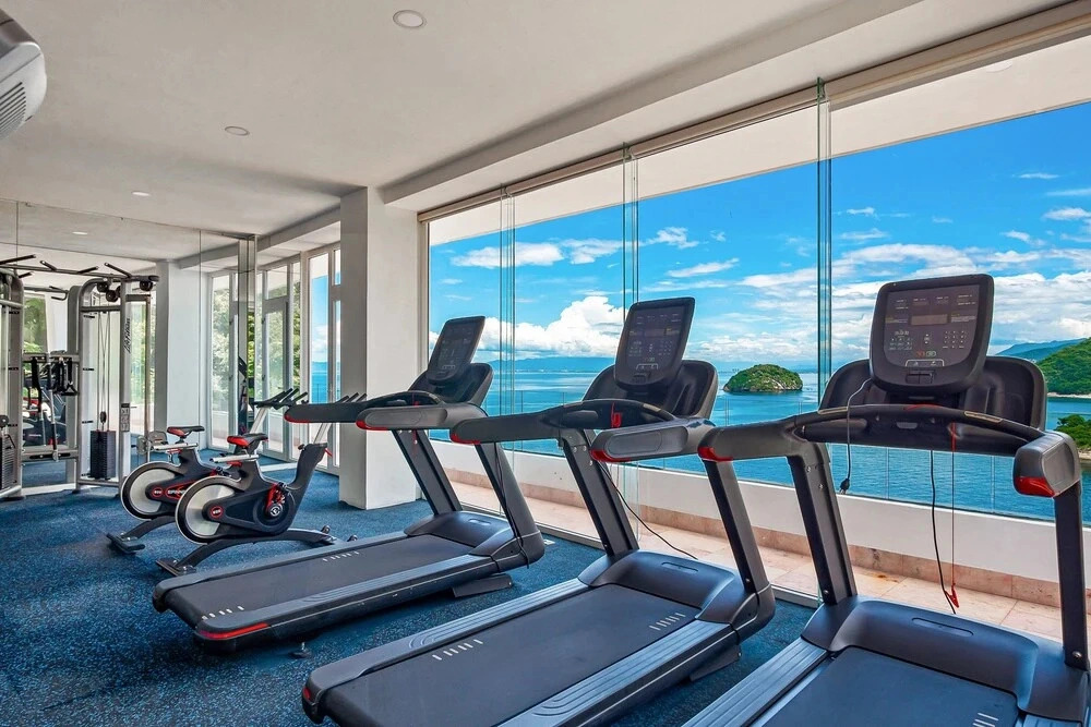 Luxurious 6th-floor Condo With Pool, Oceanfront Balcony & Water View