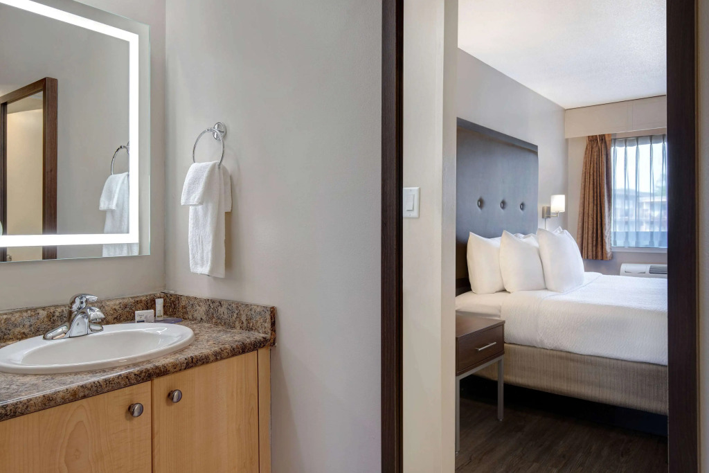 Days Inn by Wyndham Victoria Uptown