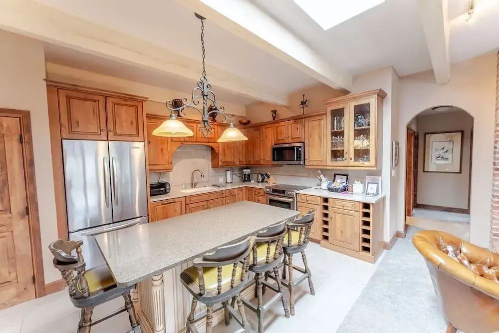 Aspen Downtown 2BR Ski Condo w/ Fireplace - CD 17