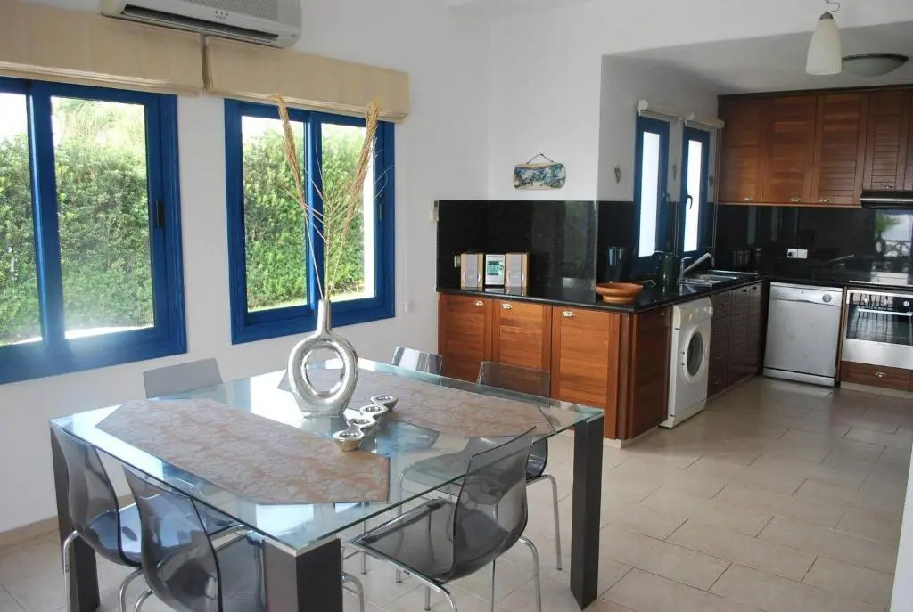 Sea Front Villa, HEATED Private Pool, Amazing location Paphos 323