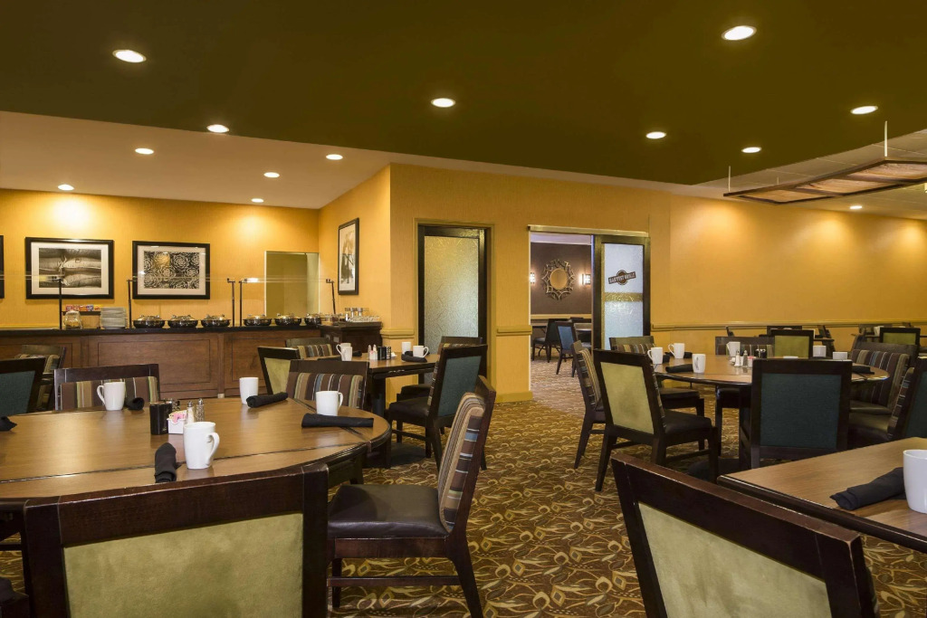 DoubleTree by Hilton Hotel Raleigh Brownstone University
