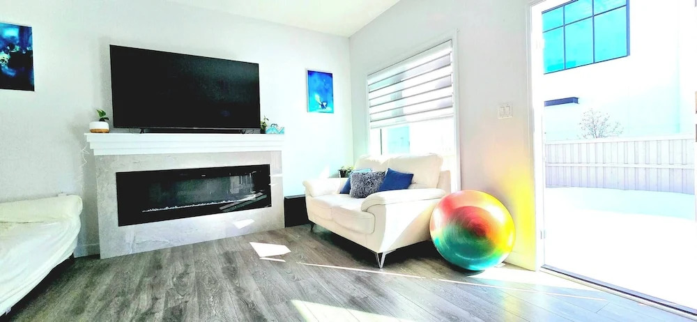 Modern 3BR Home Edmonton Near by Airport