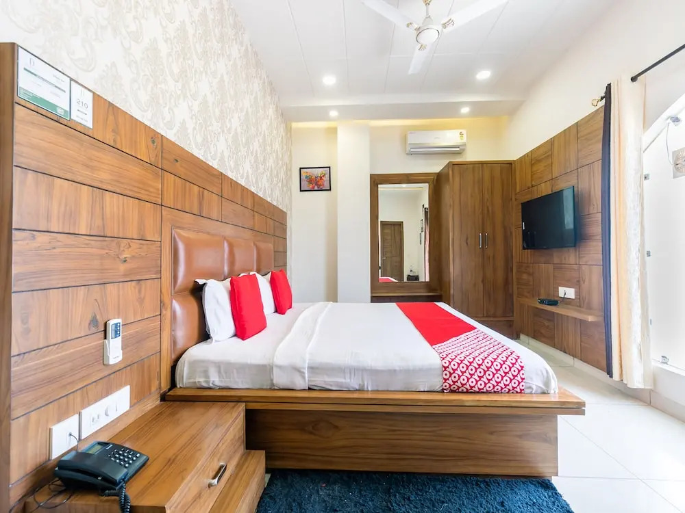 Hotel Crown by OYO Rooms