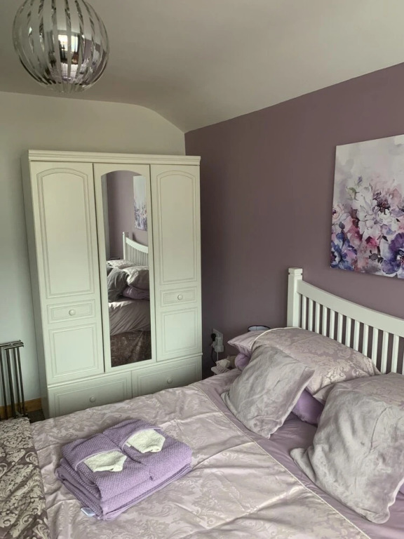 House - Sleeps 4 with Cozy Fireplace