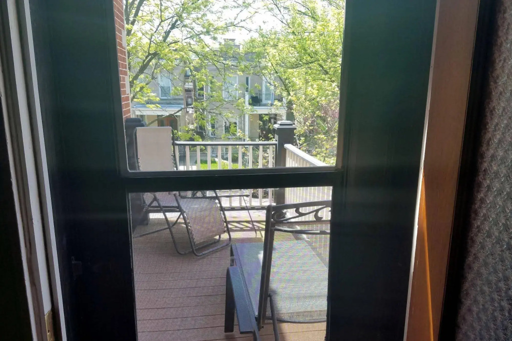 Chicago Guest House on Newport Avenue