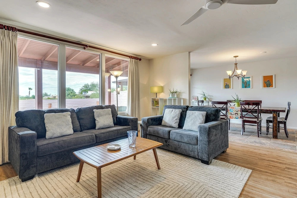 Mtn-view Townhome w/ Pools: 5 Mi to Sabino Canyon!