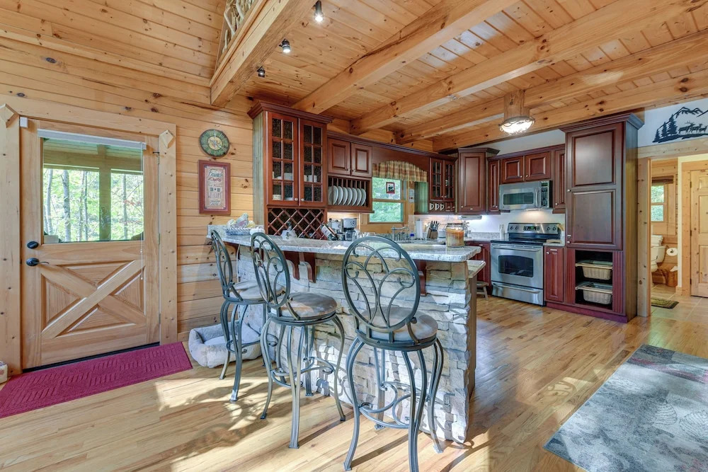Creekside Maggie Valley Cabin: 2 Mi to Skiing!