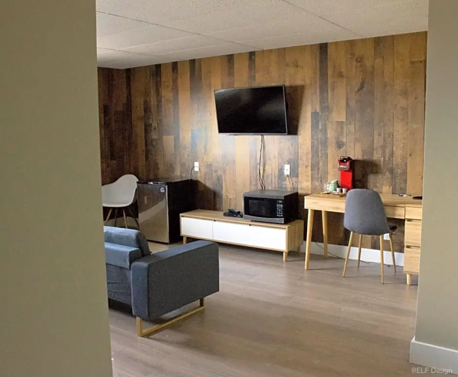 Camrose Le Chateau Hotel