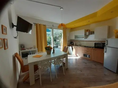 "CASABANA" - relax tutto lanno - giardino - piscina Top