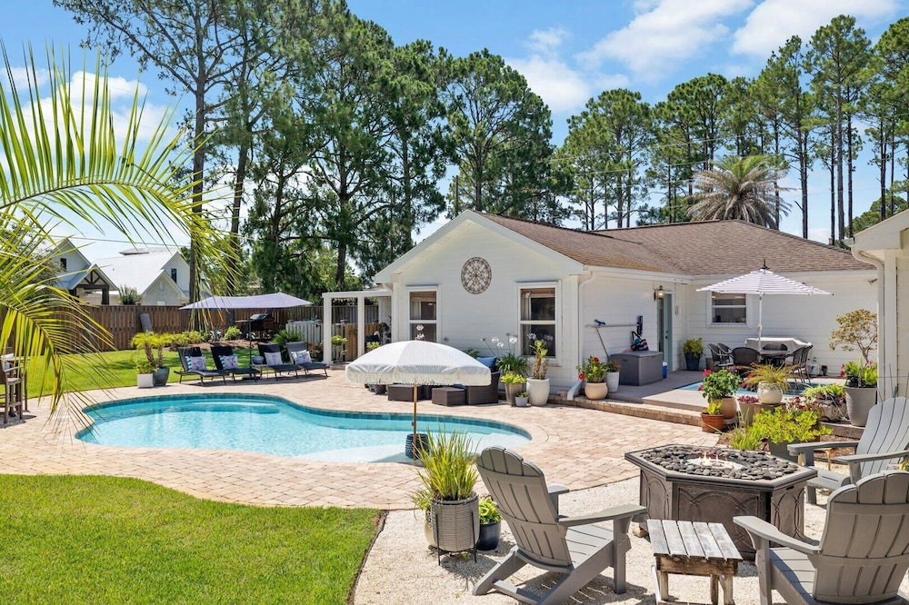 Private Backyard Oasis With Heated Pool, 4 BR, Bikes & Pond