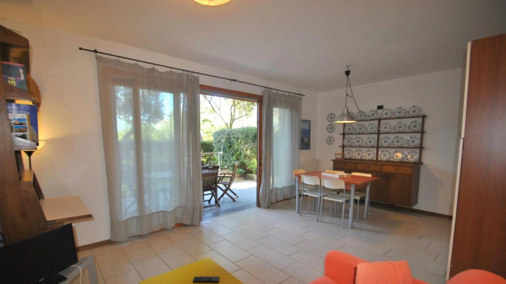 In vacation residence , 40 mt from the sea,apartment for 4-6 people, on the ground floor with a priv-villa marina int 2 Ostro