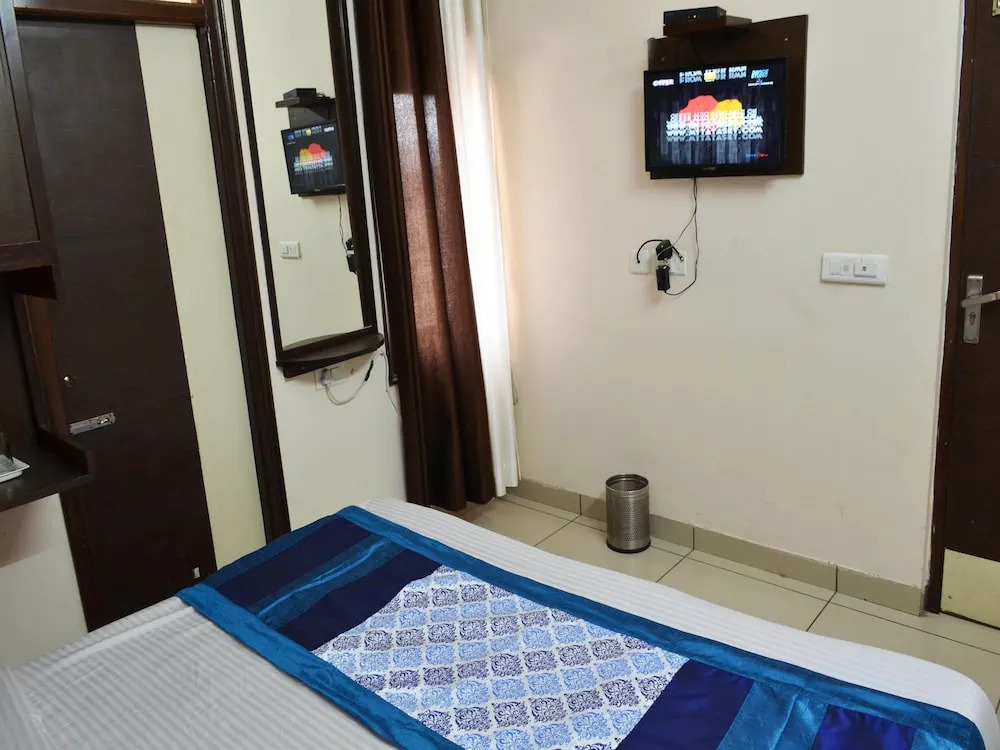 Motel Divine by OYO Rooms