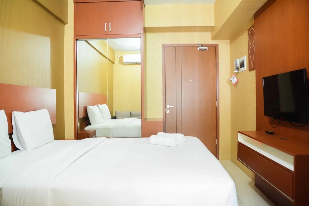 Parquette Studio Green Lake Apartment near Ciputat By Travelio