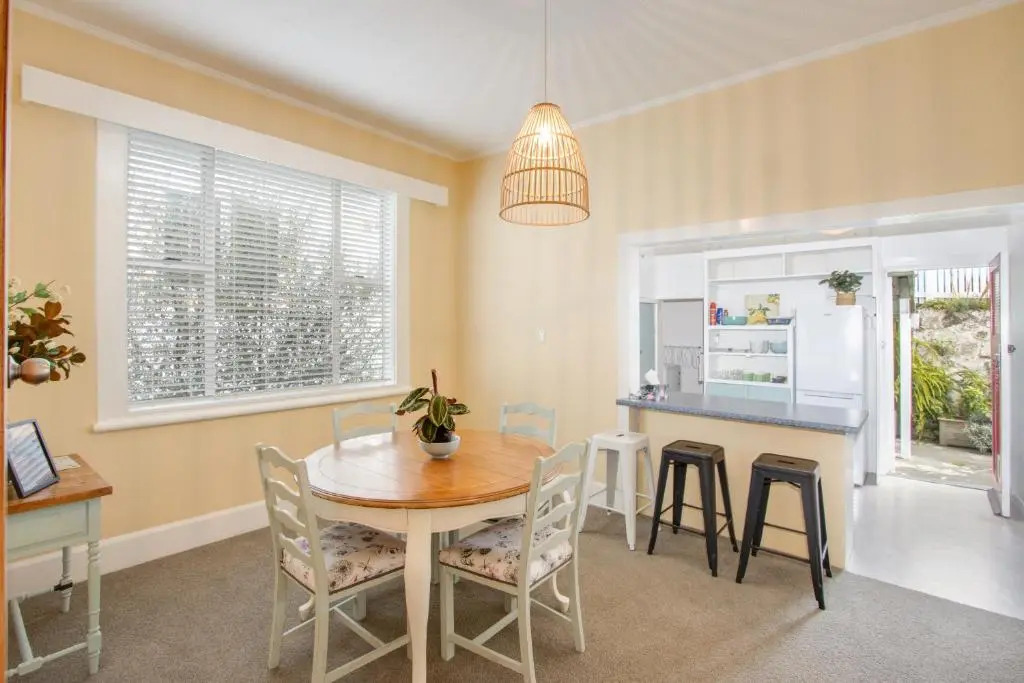 Views on Colenso - Napier Holiday Home