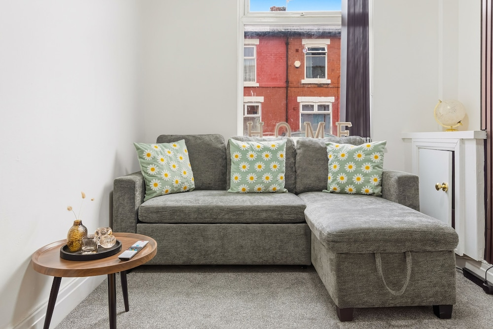 House - Sleeps 6 - On Street Parking