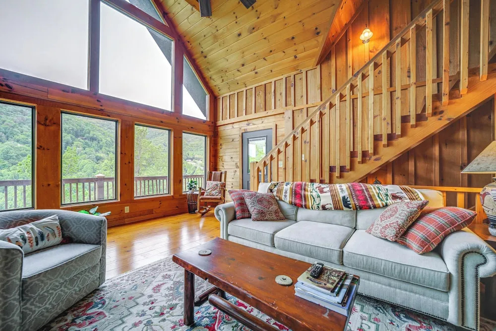 Decks & Mountain Views: Waynesville Getaway!