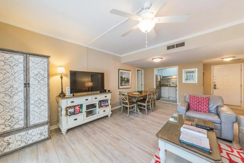 Village House 102, Sleeps 6, 2 Bedrooms, Pool