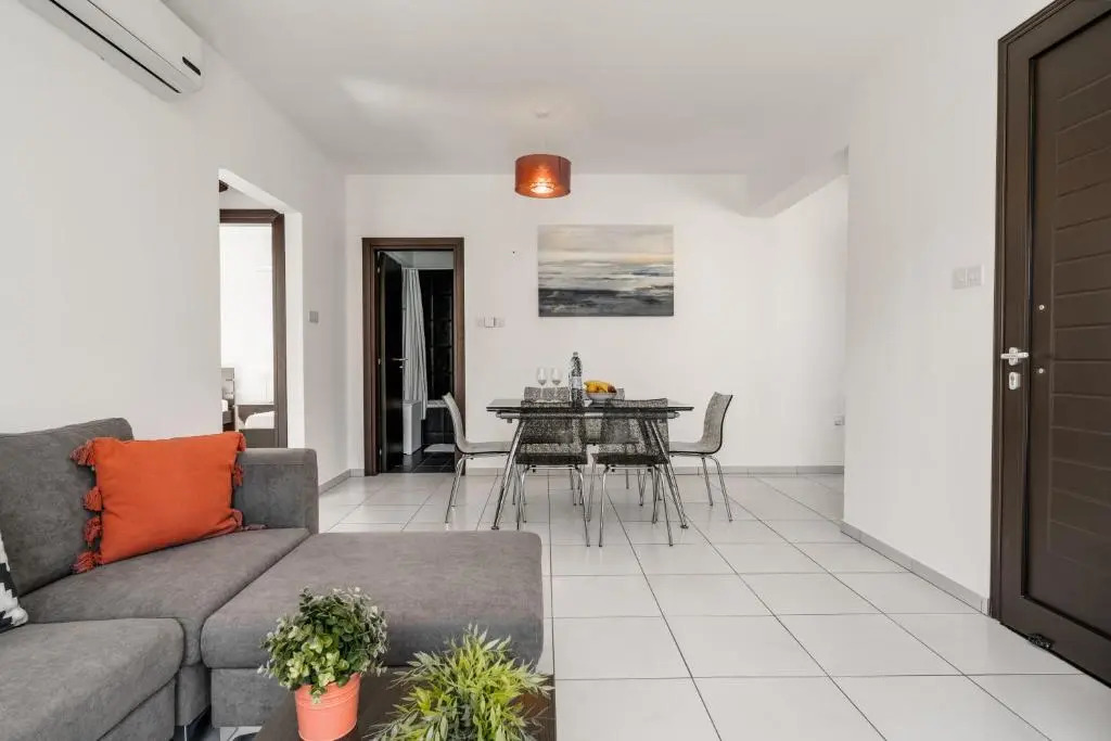 Lovely 2 Bedroom Family Apartment w/ Pool