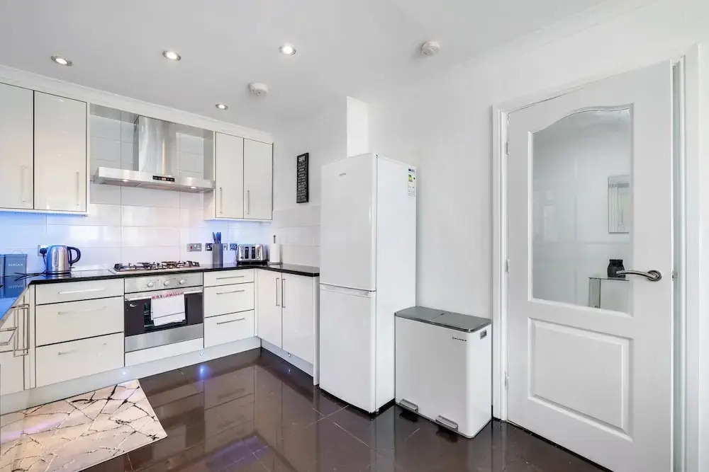 Isher 3 Bedroom 2 Bath Hse with Parking