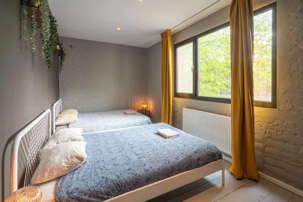 Riverfront Apartment for 9-guests