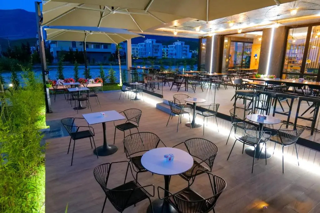 The Peak Hotel & Lounge