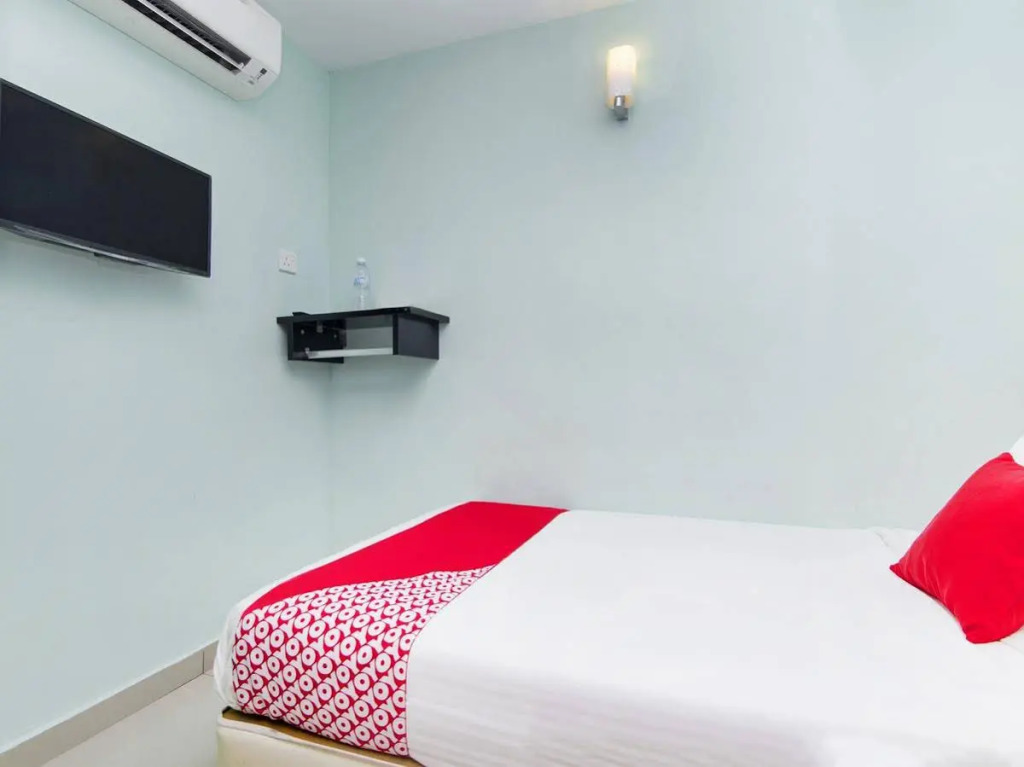 OYO 220 Hotel Sri Maluri