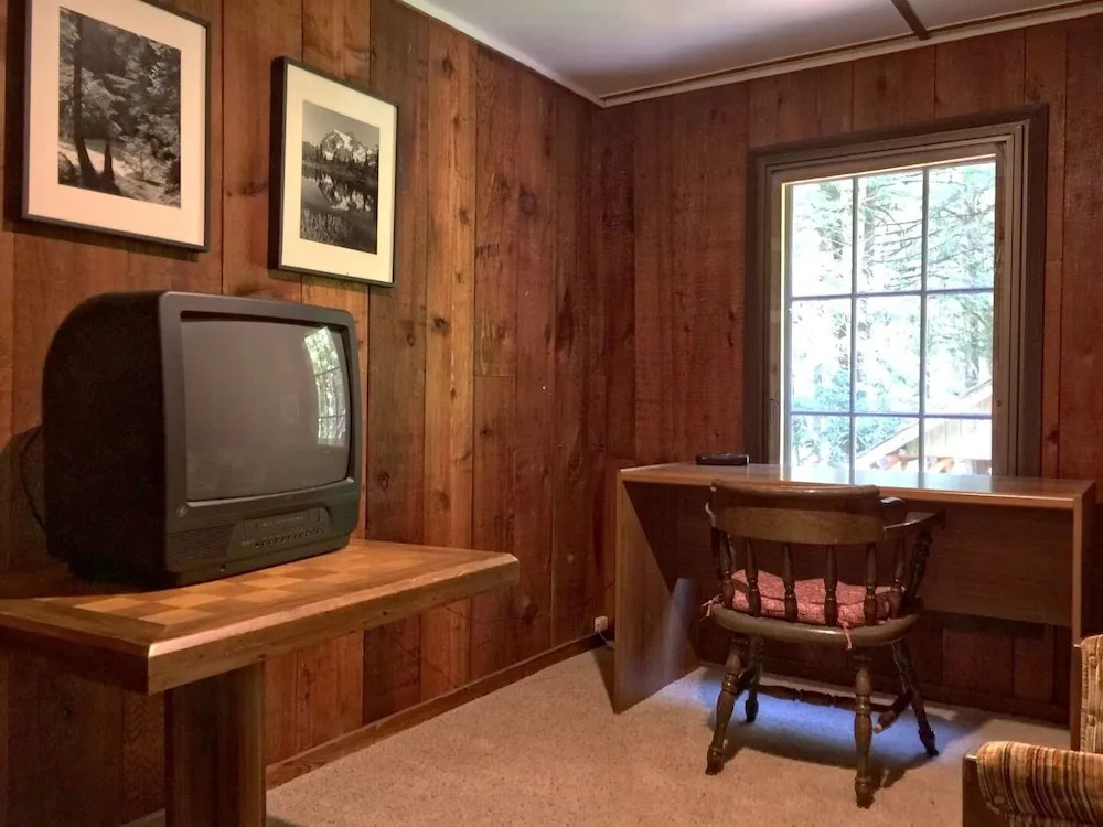 57sw - Fireplace - Wifi -  Sleeps 6 2 Bedroom Home by RedAwning