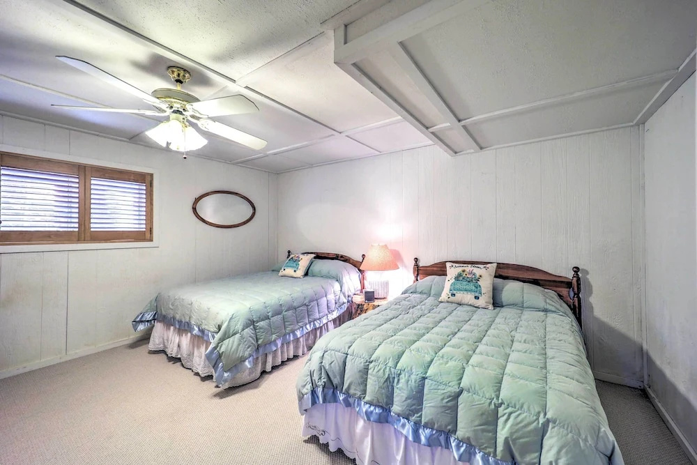 Mtn-view Cabin w/ Deck, 2 Mi to Beech Mtn Slopes!