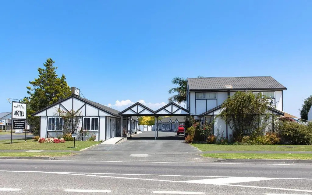 Tudor Park Motel Spacious with kitchens 1 minute walk to restaurant and shopping centre and Gisborne Hospital