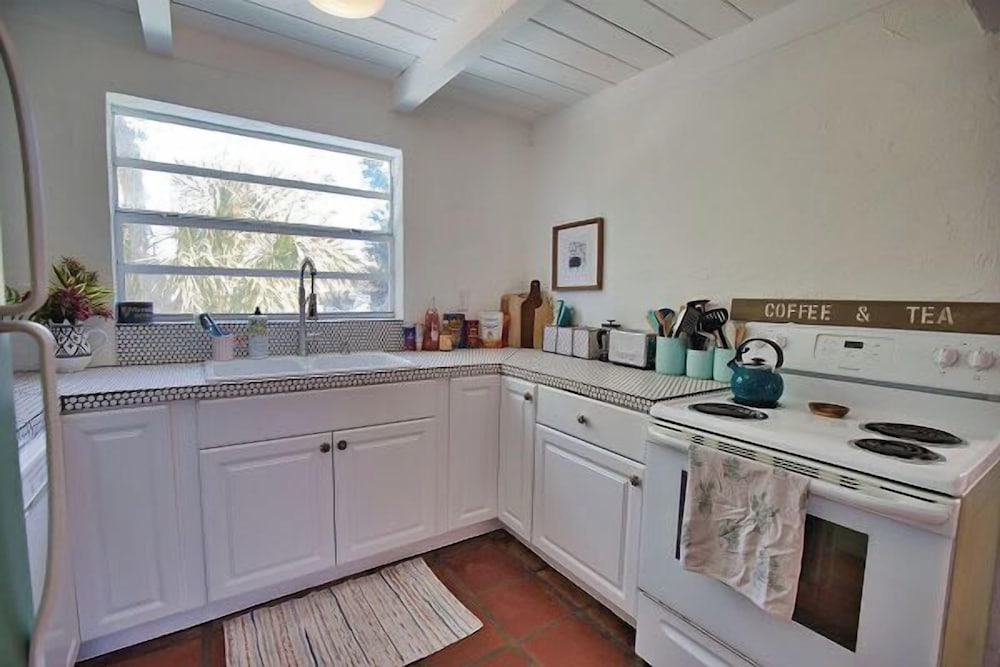 Pet Friendly Firepit Minutes to Beach Sleeps 6
