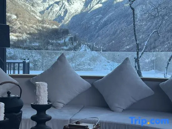 Siguniang Mountain Starry Peak Moonlit Cliff  Retreat（Changping Valley）