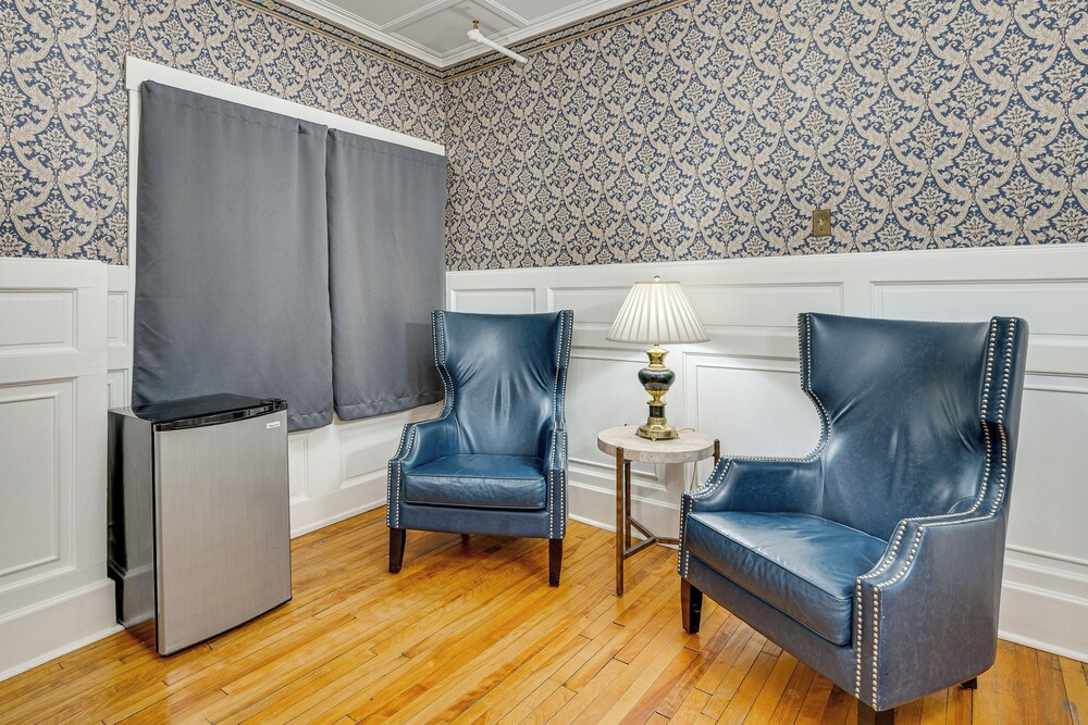 On Historic Main Street: Walkable & Quaint Apt!