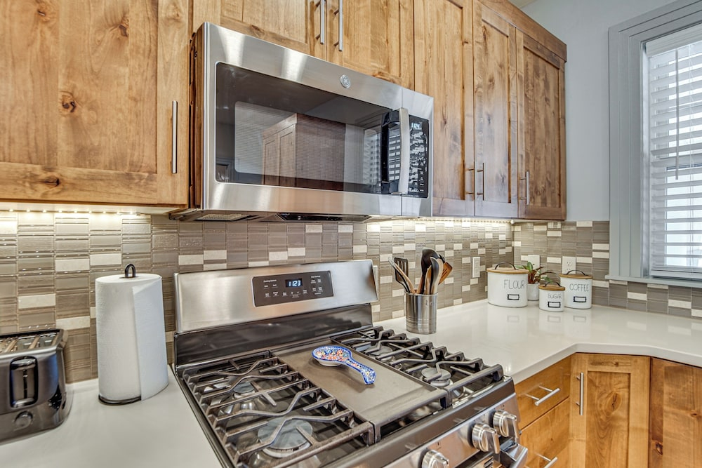 Hike, Golf & Unwind! Mtn-view Cedar City Townhome