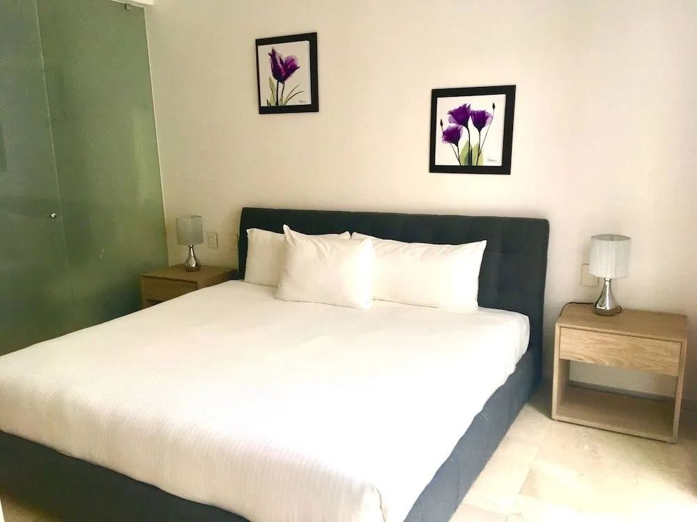 Close To Mamitas Beach, 2 Br for up to 5 sleeps and Rooftop Pool!