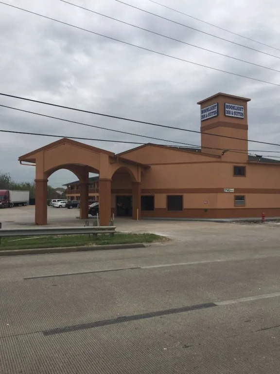 Moonlight Inn & Suites