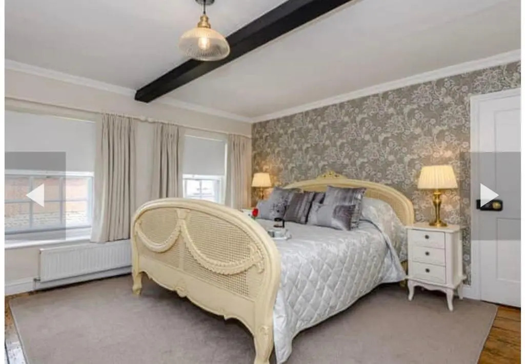 West Cottage. Central, beautiful, 2 mins to beach