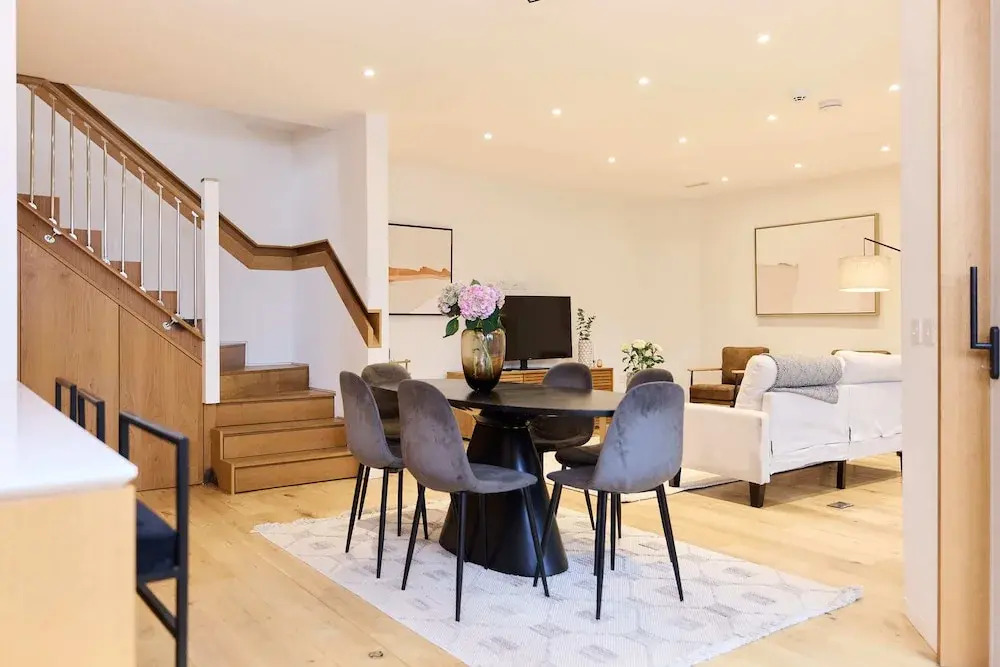 Mill Hill Mews Home with Garden