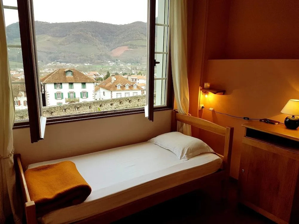 Auberge du Pèlerin Gîte de charme en pierre avec vue sur les montagnes
